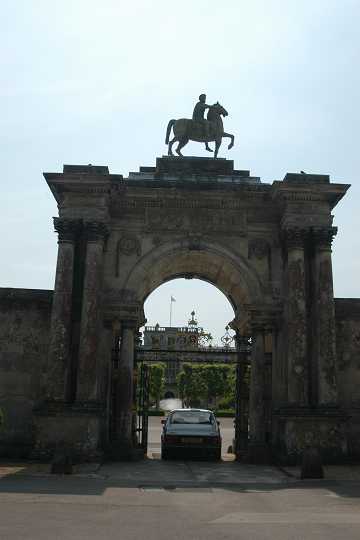 Wilton House<br>Home of the<br>
Earl of Pembroke
