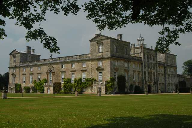 The Wilton House<br>
Home of the<br>Earl of Pembroke