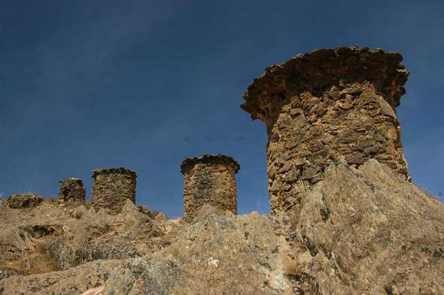 Pre-Inka Tombs